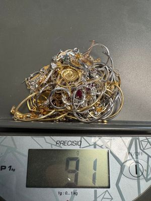 un tas de bijoux posé sur une balance électronique
