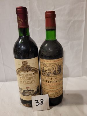 deux bouteilles de vin posées l'une à côté de l'autre sur une table