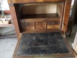 une vieille armoire en bois avec un plateau en ardoise noire