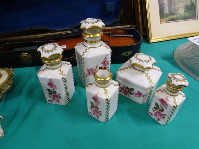 Nécessaire de toilette en porcelaine à décor de roses, moderne