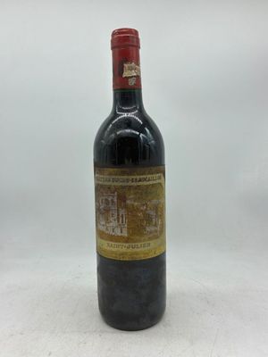 une bouteille de vin posée sur une table