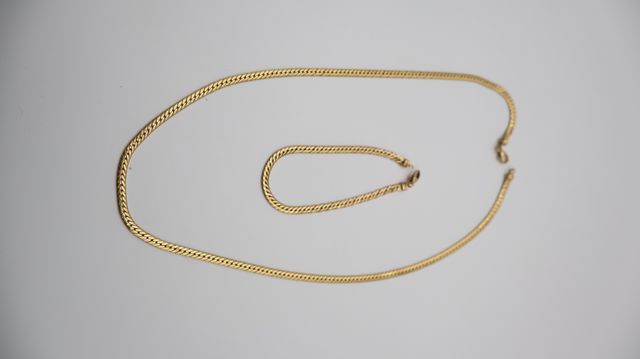 Bracelet et collier en or 18 carats 750 millièmes maille serpent....