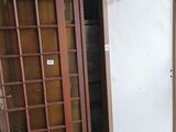 les nombreuses portes et fenêtres situées à l'extérieur d'un bâtiment