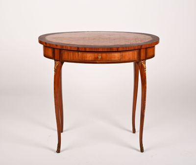 une image d'une petite table avec un plateau et des pieds en bois