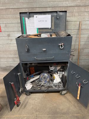 une armoire métallique contenant tout un tas d'outils