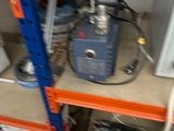une échelle bleue et orange posée sur une étagère dans une pièce