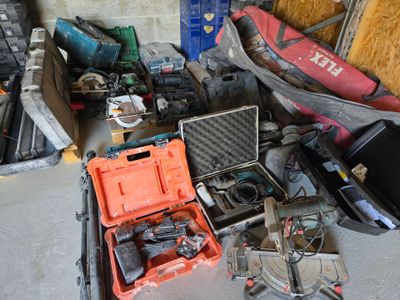 a lot of tools that are sitting on the floor