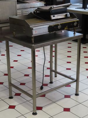 une machine posée sur une table dans une cuisine