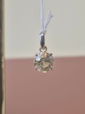 un petit pendentif en diamant suspendu à une chaîne en argent