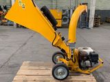 un gros plan d'une petite machine posée sur une palette dans un entrepôt