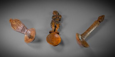 trois cuillères en bois et un repose-cuillère posés sur une surface grise