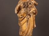 une statue de femme tenant un enfant dans ses bras