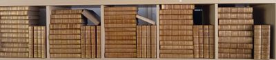 de nombreuses piles de livres sur une étagère dans une pièce