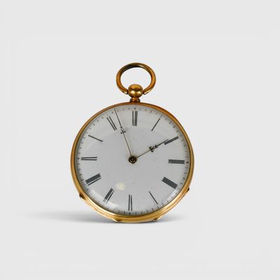 une montre de poche en or avec des chiffres romains sur le cadran
