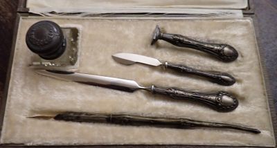 un étui contenant un couteau, un aiguiseur de couteaux et d'autres objets