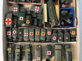 une boîte remplie de véhicules militaires miniatures et d'autres objets militaires
