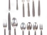 de nombreux types d'argenterie sur fond blanc