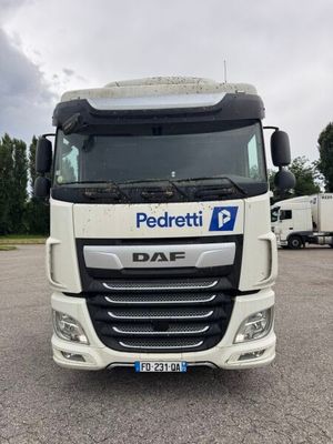 la photo d'un camion blanc garé sur un parking