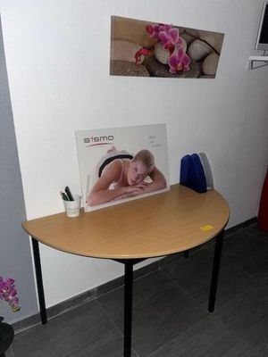 une petite table sur laquelle est posée une photo, dans une pièce