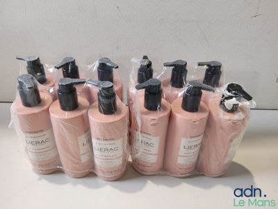 six flacons de lait corporel posés sur un comptoir