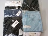 trois paires de jeans pour homme posées sur une table