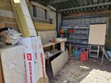 un garage rempli d'objets