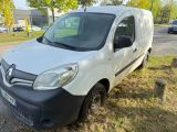 la camionnette est garée sur le bord de la route, dans l'herbe