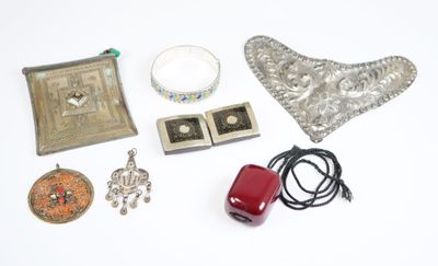 de nombreux objets posés sur une surface blanche