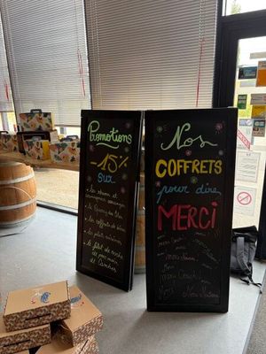 Des boîtes de café sont posées sur un comptoir devant une fenêtre