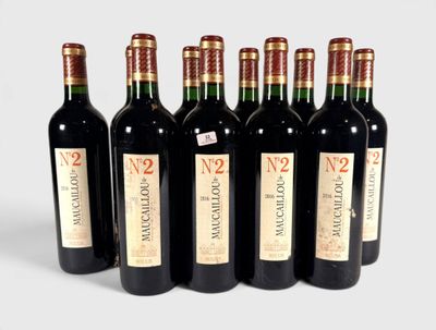 six bouteilles de vin sont alignées sur une surface blanche