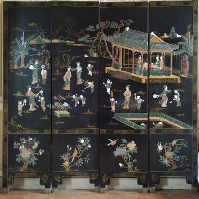 CHINE, XXe Paravent laqué à quatre panneaux A décor étagé de… - Photo 1