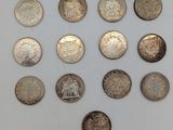 un lot de pièces de monnaie posées sur une table