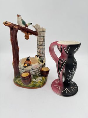 deux vases posés l'un à côté de l'autre sur une table