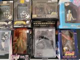 un grand nombre de figurines qui se trouvent sur la table