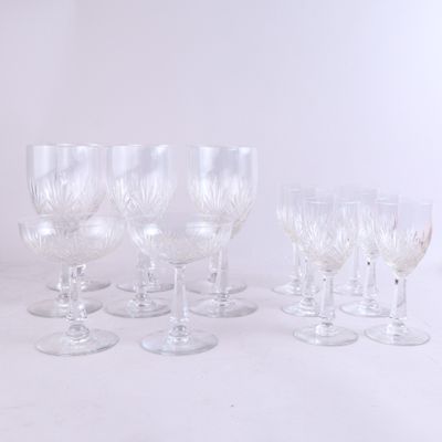 six verres à vin posés les uns à côté des autres sur une table