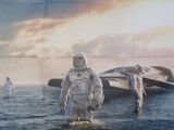 affiche du film « Interstellar » représentant des astronautes dans l'eau