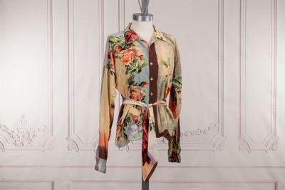 une image d'une veste de femme sur un mannequin