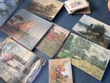 il y a beaucoup de tableaux par terre dans cette pièce