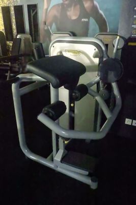 une photo d'un homme dans une salle de sport