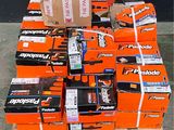 plusieurs cartons contenant des articles divers, empilés sur une palette en bois