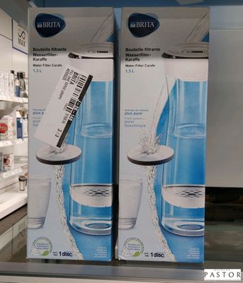 deux cartons d'eau sur l'étagère du magasin