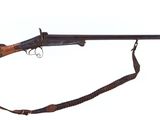 Gros plan sur un fusil muni d'une sangle, sur fond blanc