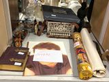 l'image d'une table sur laquelle sont posés de nombreux objets