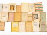 un grand nombre de livres posés sur une table