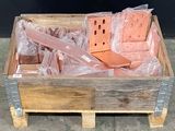 une caisse en bois remplie d'objets divers, posée sur le trottoir