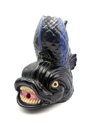 Fontaine en barbotine formant un dauphin polychrome.