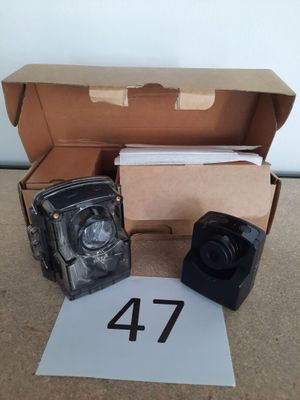 une boîte contenant un appareil photo et quelques papiers
