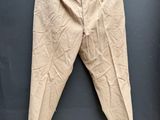une photo d'un pantalon suspendu à une corde à linge
