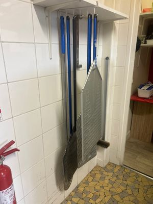 une photo d'une cuisine avec un extincteur et un autre extincteur accroché au mur
