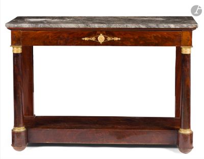 une console ancienne avec un plateau en marbre et des finitions dorées